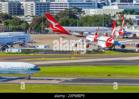 Qantas und Cathay Pacific Jets auf dem Asphalt am Flughafen Sydney (Kingsford Smith) in Sydney, Australien. Stockfoto