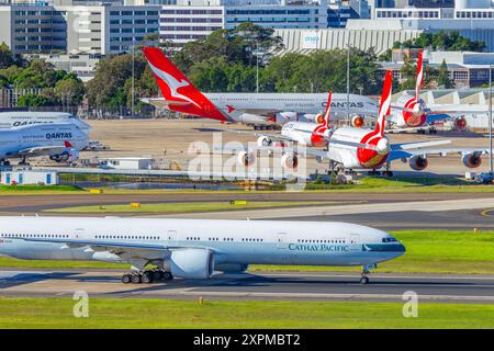 Qantas und Cathay Pacific Jets auf dem Asphalt am Flughafen Sydney (Kingsford Smith) in Sydney, Australien. Stockfoto