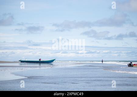 Buenaventura, Kolumbien. August 2024. Tourismus- und Fischerboote in Buenaventura, Valle del Cauca Kolumbien, am 6. August 2024. Foto: Sebastian Marmolejo/Long Visual Press Credit: Long Visual Press/Alamy Live News Stockfoto