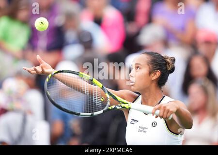 Toronto, Kanada. August 2024. Leylah Fernandez aus Kanada in Aktion am 1. Tag der National Bank Open in Toronto, Kanada am Dienstag, den 6. August 2024. (Foto: Michael Chisholm/SIPA USA) Credit: SIPA USA/Alamy Live News Stockfoto