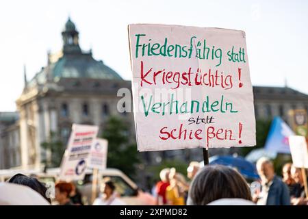 München, Deutschland. August 2024. Hunderte von Menschen versammelten sich am 6. August 2024 in München, um der Toten und Opfer anlässlich des 79. Jahrestages der Atombombenangriffe auf Hiroshima zu gedenken und gegen Krieg und Atombomben zu protestieren. Ein rechtsextremer ideologischer Streamer ( Helge stark ) versuchte den Protest zu filmen und wurde von Aktivisten, die ihn meist nicht kannten, durchweg schikaniert und behindert. (Foto: Alexander Pohl/SIPA USA) Credit: SIPA USA/Alamy Live News Stockfoto