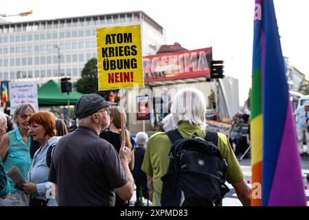 München, Deutschland. August 2024. Hunderte von Menschen versammelten sich am 6. August 2024 in München, um der Toten und Opfer anlässlich des 79. Jahrestages der Atombombenangriffe auf Hiroshima zu gedenken und gegen Krieg und Atombomben zu protestieren. Ein rechtsextremer ideologischer Streamer ( Helge stark ) versuchte den Protest zu filmen und wurde von Aktivisten, die ihn meist nicht kannten, durchweg schikaniert und behindert. (Foto: Alexander Pohl/SIPA USA) Credit: SIPA USA/Alamy Live News Stockfoto