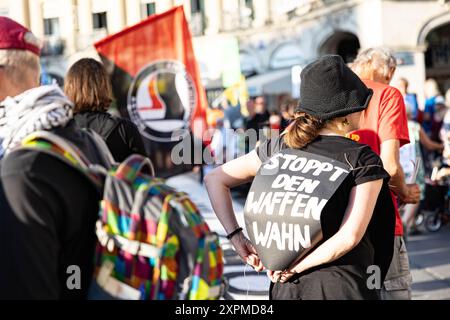 München, Deutschland. August 2024. Hunderte von Menschen versammelten sich am 6. August 2024 in München, um der Toten und Opfer anlässlich des 79. Jahrestages der Atombombenangriffe auf Hiroshima zu gedenken und gegen Krieg und Atombomben zu protestieren. Ein rechtsextremer ideologischer Streamer ( Helge stark ) versuchte den Protest zu filmen und wurde von Aktivisten, die ihn meist nicht kannten, durchweg schikaniert und behindert. (Foto: Alexander Pohl/SIPA USA) Credit: SIPA USA/Alamy Live News Stockfoto