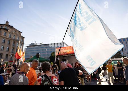 München, Deutschland. August 2024. Hunderte von Menschen versammelten sich am 6. August 2024 in München, um der Toten und Opfer anlässlich des 79. Jahrestages der Atombombenangriffe auf Hiroshima zu gedenken und gegen Krieg und Atombomben zu protestieren. Ein rechtsextremer ideologischer Streamer ( Helge stark ) versuchte den Protest zu filmen und wurde von Aktivisten, die ihn meist nicht kannten, durchweg schikaniert und behindert. (Foto: Alexander Pohl/SIPA USA) Credit: SIPA USA/Alamy Live News Stockfoto