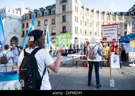 München, Deutschland. August 2024. Hunderte von Menschen versammelten sich am 6. August 2024 in München, um der Toten und Opfer anlässlich des 79. Jahrestages der Atombombenangriffe auf Hiroshima zu gedenken und gegen Krieg und Atombomben zu protestieren. Ein rechtsextremer ideologischer Streamer ( Helge stark ) versuchte den Protest zu filmen und wurde von Aktivisten, die ihn meist nicht kannten, durchweg schikaniert und behindert. (Foto: Alexander Pohl/SIPA USA) Credit: SIPA USA/Alamy Live News Stockfoto