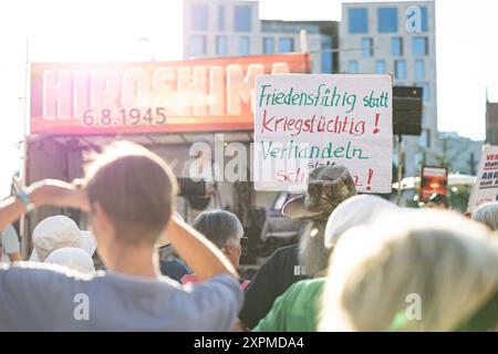 München, Deutschland. August 2024. Hunderte von Menschen versammelten sich am 6. August 2024 in München, um der Toten und Opfer anlässlich des 79. Jahrestages der Atombombenangriffe auf Hiroshima zu gedenken und gegen Krieg und Atombomben zu protestieren. Ein rechtsextremer ideologischer Streamer ( Helge stark ) versuchte den Protest zu filmen und wurde von Aktivisten, die ihn meist nicht kannten, durchweg schikaniert und behindert. (Foto: Alexander Pohl/SIPA USA) Credit: SIPA USA/Alamy Live News Stockfoto