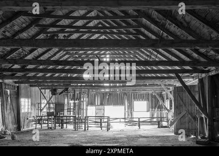 Holzbalken im alten Fabrikgebäude. Innenraum einer verlassenen Fischfabrik mit Holzdecke. Stockfoto