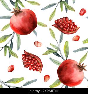 Aquarell Granatäpfel mit nahtlosem Muster der Samen auf weißem Hintergrund mit Reifen geschnittenen ganzen Früchten, Zweigen und Blättern Stockfoto