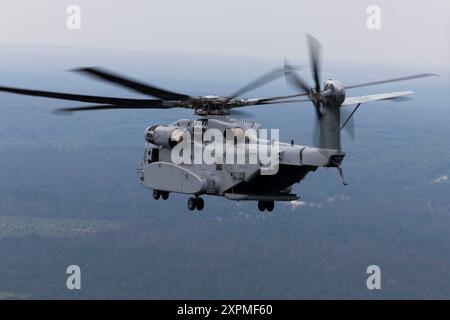 Piloten des U.S. Marine Corps, die der Marine Heavy Helicopter Squadron (HMH) 461 zugewiesen sind, führen während der Exer einen Einführungsflug in einem CH-53K King Hengst durch Stockfoto