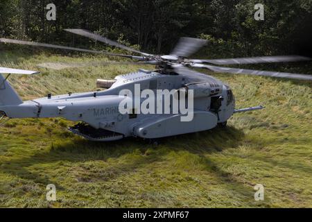 Piloten des U.S. Marine Corps mit der Marine Heavy Helicopter Squadron (HMH) 461 landen einen CH-53K King Hengst während der Übung Northern Strike (NS 24-2) 2024 AT Stockfoto