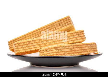 Mehrere Vanillewafer auf einer Keramikplatte, Makro, isoliert auf weißem Hintergrund. Stockfoto