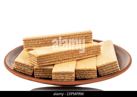 Mehrere Vanillewafer auf einer Keramikplatte, Makro, isoliert auf weißem Hintergrund. Stockfoto