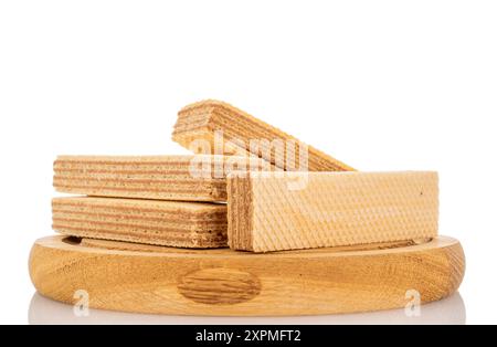 Mehrere Vanillescheiben auf einem Holztablett, Makro, isoliert auf weißem Hintergrund. Stockfoto