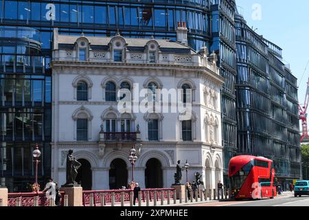 London, England - 18. Mai 2024: Blick auf die Gebäude in London auf England Stockfoto