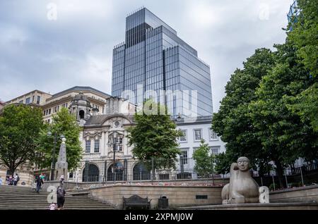 Ein Kontrast zwischen alter und neuer Architektur in Birmingham, England, mit einem neuen Büroturm, der sich über historischen Gebäuden im Stadtzentrum erhebt. Stockfoto