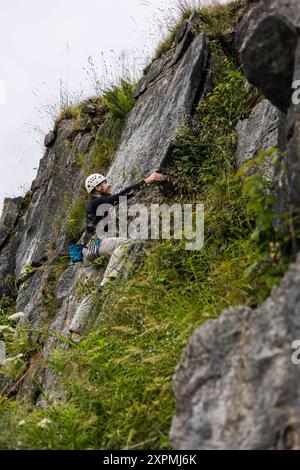 Männlicher Rock Climber im Harpur Hill Quarry, Buxton, Peak District, England Stockfoto