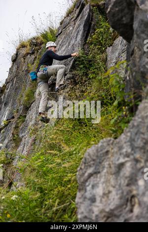 Männlicher Rock Climber im Harpur Hill Quarry, Buxton, Peak District, England Stockfoto