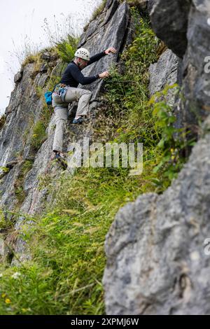 Männlicher Rock Climber im Harpur Hill Quarry, Buxton, Peak District, England Stockfoto