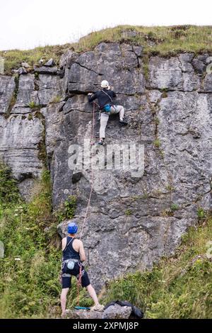 Männlicher Rock Climber im Harpur Hill Quarry, Buxton, Peak District, England Stockfoto