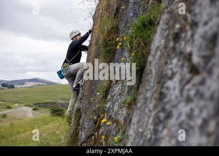 Männlicher Rock Climber im Harpur Hill Quarry, Buxton, Peak District, England Stockfoto