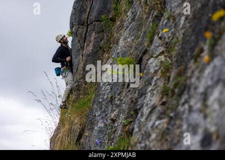 Männlicher Rock Climber im Harpur Hill Quarry, Buxton, Peak District, England Stockfoto