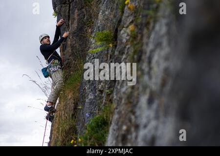 Männlicher Rock Climber im Harpur Hill Quarry, Buxton, Peak District, England Stockfoto