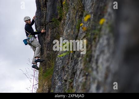 Männlicher Rock Climber im Harpur Hill Quarry, Buxton, Peak District, England Stockfoto