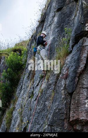 Männlicher Rock Climber im Harpur Hill Quarry, Buxton, Peak District, England Stockfoto