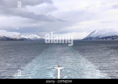 Der Blick eines Schiffes, der sich Tromso nähert. Tromso ist eine Stadt auf der Insel Tromsoya in Nordnorwegen. Stockfoto