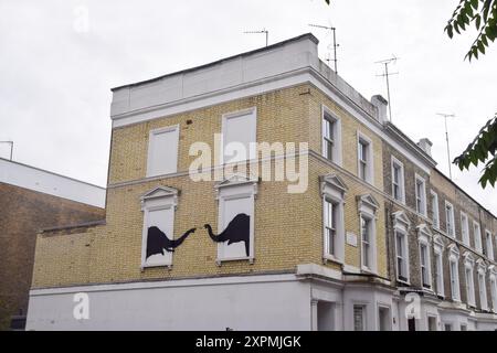 London, England, Großbritannien. August 2024. Ein neues Kunstwerk, das von Banksy bestätigt wurde, erscheint an der Wand eines Hauses in Chelsea. Das Kunstwerk, das ein Elefantenpaar darstellt, ist das zweite neue Kunstwerk des schwer fassbaren Straßenkünstlers in London in zwei Tagen. (Kreditbild: © Vuk Valcic/ZUMA Press Wire) NUR REDAKTIONELLE VERWENDUNG! Nicht für kommerzielle ZWECKE! Stockfoto