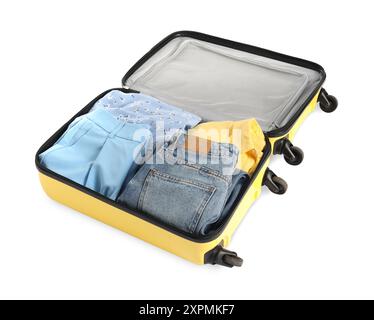 Offener Koffer mit Kleidung für Reisen isoliert auf weiß Stockfoto