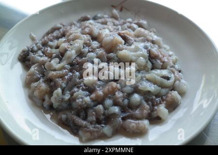 Eine koreanische Delikatesse, roher Tintenfisch, in kleine Stücke geschnitten und gegessen, wie sie ist Stockfoto