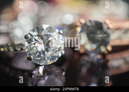 Schmuck Hochzeit Diamant Ringe auf schwarzem Hintergrund mit Reflexion Stockfoto