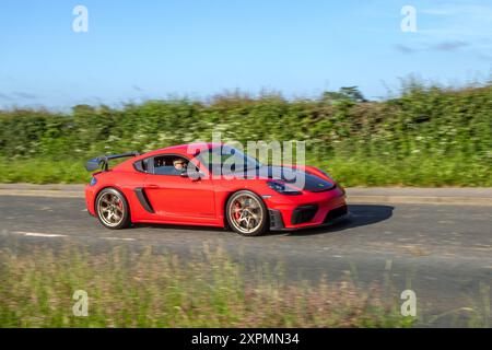 Red PORSCHE 718 CAYMAN GT4 RS · Motor: 3,996 ccm, flacher Sechszylinder · Getriebe: 7-Gang-PDK-Automatikgetriebe mit Doppelkupplung, Hinterradantrieb; Supersportwagen-Roadster auf der Fahrt zur Hochleistungs-Car-Show der Hoghton Towers, Bolton UK Stockfoto