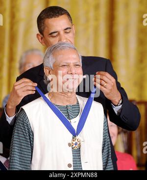 Aktenfoto vom 12. August 2009 von US-Präsident Barack Obama überreicht Professor Muhammad Yunus aus Bangladesch die Presidential Medal of Freedom während einer Zeremonie im East Room des Weißen Hauses in Washington, DC, USA. Bangladeschs Nobelpreisträger Muhammad Yunus wird die Interimsregierung des Landes führen, nachdem der ehemalige Premierminister Scheich Hasina zurückgetreten und aus dem Land geflohen ist, während eines Massenaufstandes gegen ihre Herrschaft, der hauptsächlich von Studenten geführt wird. Die Ankündigung am frühen Mittwoch kam von Joynal Abedin, dem Pressesprecher von Präsident Mohammed Shahabuddin. Foto: Olivier Douliery/ABACAPRES Stockfoto