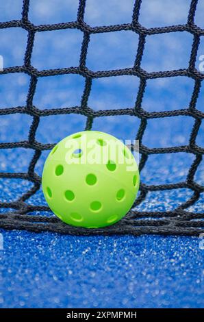 Pickleball-Ball auf dem Platz mit verschwommenem Hintergrund Stockfoto