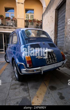 Cagliari, Italien - 22. August 2023: Rückansicht eines alten blauen 1969 Fiat 500L, der auf einer Straße in Italien ohne Menschen geparkt ist. Oldtimer in perfekter Kondition Stockfoto