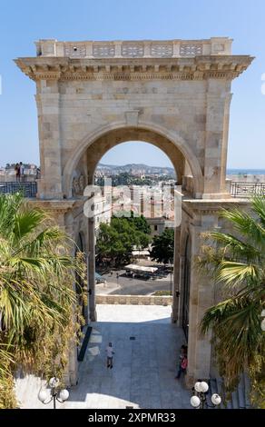 Cagliari, Italien - 22. August 2023: Triumphbogen König Umberto I., auch bekannt als Bastione Saint Remy, dahinter Cagliari, in Sardinien isl Stockfoto