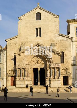 Arles, Frankreich - 1. März 2023: Eingang der katholischen Primatialkirche Saint-Trophime an einem sonnigen Tag im Winter Stockfoto