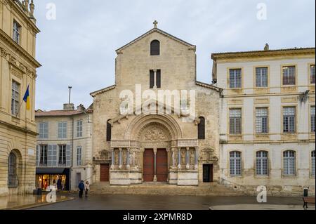 Arles, Frankreich - 7. März 2023: Eingang der katholischen Kirche Saint-Trophime an einem bewölkten Tag im Winter Stockfoto