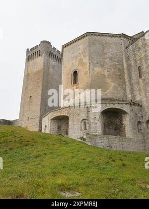 Arles, Frankreich - 8. März 2023: Abbaye de Montmajour an einem bewölkten Morgen im Winter Stockfoto