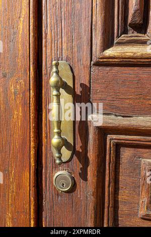 Alte braune Holztür mit antiken Griffen, Detail einer Tür Stockfoto