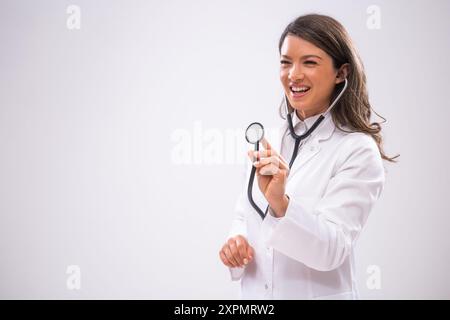 Porträt eines glücklichen Arztes, der ein Stethoskop hält. Stockfoto