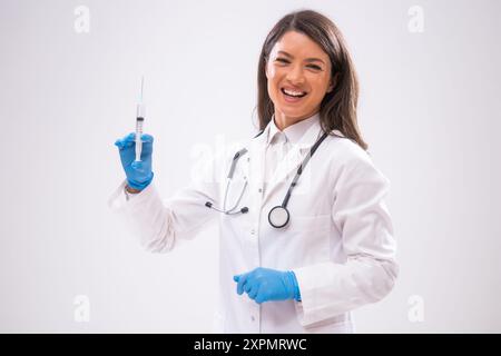 Porträt eines Arztes, der glücklich ist und die Spritze hält. Stockfoto