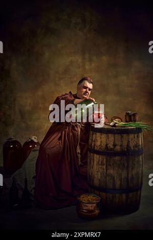 Mann in Gewändern, Mönch, der Bier gießt, Bier aus einer großen Flasche vor dunklem Vintage-Hintergrund. Historische Traditionen des Klosterbrauens. Oktoberfest Stockfoto