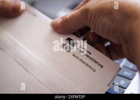 Eine aeltere Frau oeffnet einen Brief der Deutschen Rentenversicherung. Berlin, 05.08.2024. Berlin Deutschland *** eine ältere Frau öffnet einen Brief der Deutschen Rentenversicherung Berlin, 05 08 2024 Berlin Deutschland Copyright: XKiraxHofmann/photothek.dex Stockfoto