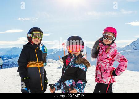 Drei selbstbewusste niedliche Teenager-Freunde Portrait Spaß beim Skifahren genießen Wintersportaktivitäten an sonnigen Tagen. Wintersport für Kinder Stockfoto