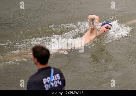 Paris, Frankreich. August 2024. Olympische Spiele, Paris 2024, Schwimmen, Freiwasserschwimmen, Training, Florian Wellbrock aus Deutschland schwimmt in der seine. Quelle: Marijan Murat/dpa/Alamy Live News Stockfoto