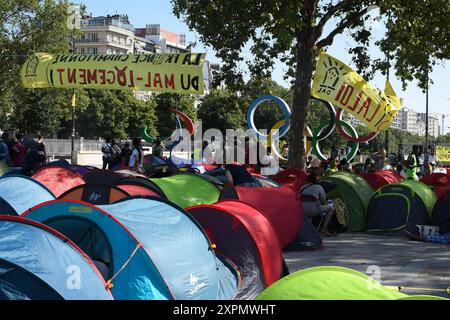 Am Place de la Bastille in Paris wurde ein Lager von Migranten und Obdachlosen gegründet, um während der Olympischen Spiele 2024 in Frankreich am 06. August 2024 eine Unterkunft zu beantragen. Einige Migranten wurden vor den Olympischen Spielen aus ihrem ehemaligen Lager vertrieben. Die Aktion wurde von den Verbänden Utopia 56 und Droit au Logement (DAL) geleitet. Seit mehreren Monaten prangern Verbände die sozialen Säuberungen an, die im Vorfeld der Olympischen Spiele stattfinden. Am Dienstagabend evakuierte die Polizei das Lager. Foto: Lionel Urman/ABACAPRESS. KOM Stockfoto