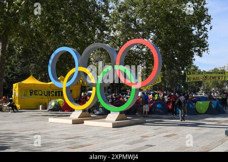 Am Place de la Bastille in Paris wurde ein Lager von Migranten und Obdachlosen gegründet, um während der Olympischen Spiele 2024 in Frankreich am 06. August 2024 eine Unterkunft zu beantragen. Einige Migranten wurden vor den Olympischen Spielen aus ihrem ehemaligen Lager vertrieben. Die Aktion wurde von den Verbänden Utopia 56 und Droit au Logement (DAL) geleitet. Seit mehreren Monaten prangern Verbände die sozialen Säuberungen an, die im Vorfeld der Olympischen Spiele stattfinden. Am Dienstagabend evakuierte die Polizei das Lager. Foto: Lionel Urman/ABACAPRESS. KOM Stockfoto